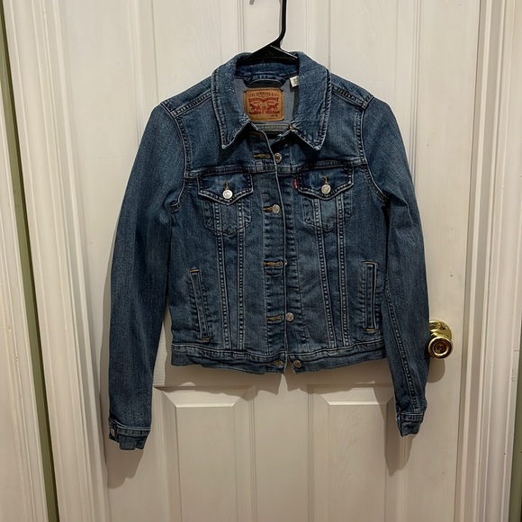 Levi’s denim jacket. Womens sz medium.